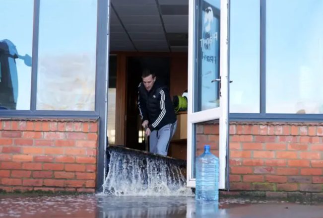 今早，英国发布超200条警报