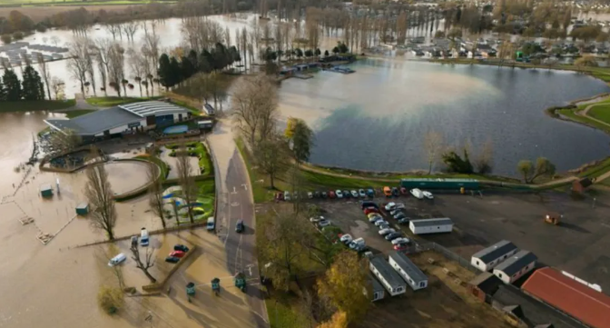 今早，英国发布超200条警报