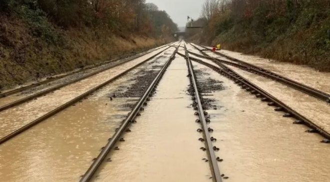 今早，英国发布超200条警报