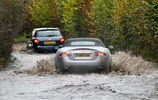 今早，英国发布超200条警报